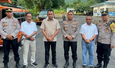 Ucapkan-Terima-Kasih,-Bupati-Flores-Timur-Anton-Doni-Dihen-Saat-Tinjau-Pos-Pam-Samana-Santa-2025