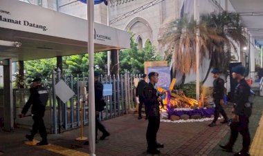 Polisi-Amankan-Ibadah-Paskah-di-Gereja-Katedral-Jakarta