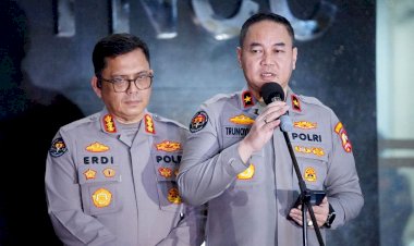 Satgas-AB-Moskona-2025-Selamatkan-Ketua-Komnas-HAM-Papua-Saat-Operasi-Pencarian-Iptu-Tomi-Marbun-di-Sungai-Rawara