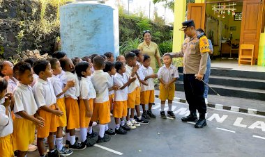 Kapolres-Flotim-Kunjungi-TK-Kemala-Bhayangkari:-Bangun-Kedekatan-Polri-dengan-Anak-Usia-Dini