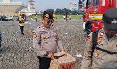 Personel-Polri-Sigap-Bersih-bersih-Kawasan-Monas-Usai-May-Day-Fiesta