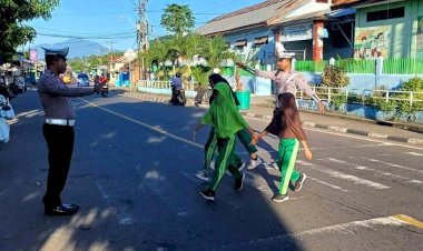 Satlantas-Polres-Flotim-Gelar-Giat-Rutin-Pengaturan-Lalu-Lintas-di-Sejumlah-Titik-Rawan