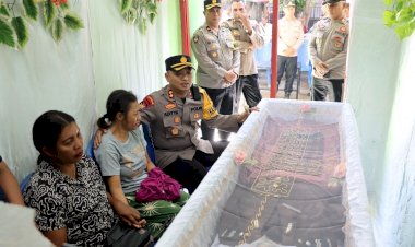 Kapolres-flotim-melayat-ke-rumah-duka-aiptu-marcelino