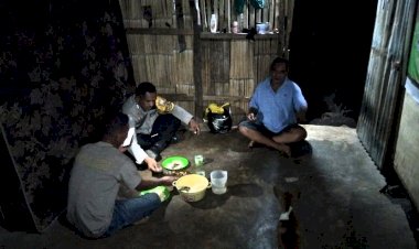 Wujudkan-Keamanan-Lewat-Pendekatan-Humanis,-Bhabinkamtibmas-Desa-Mokantarak-Sambangi-Warganya