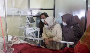 MENTERI-PPPA-ARIFATUL-CHOIRI-FAUZI-JENGUK-KORBAN-KEKERASAN-ANAK-DI-RUMAH-SAKIT-BHAYANGKARA-TK.I-PUSDOKKES-POLRI