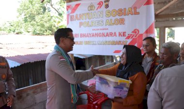 Sentuhan-Kasih-Polri:-Wakapolda-NTT-Bagikan-Bansos-di-Alor-Sambut-Hari-Bhayangkara-ke-79