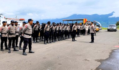 Polri-Untuk-Masyarakat,-Kapolres-Flotim-Sambut-Personil-BKO-Polda-NTT-Yang-Tiba-di-Pelabuhan-Very-Waibalun-Flores-Timur