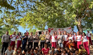 Polri-Untuk-Masyarakat:-Biro-Logistik-Polda-NTT-Salurkan-Air-Bersih-untuk-Warga-Pemulung-di-Pasir-Panjang