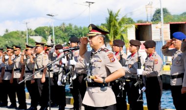 Kapolres-Flotim-Pimpin-Upacara-Tabur-Bunga-di-Pelabuhan-Laut-Larantuka-Peringati-Hari-Bhayangkara-ke-79
