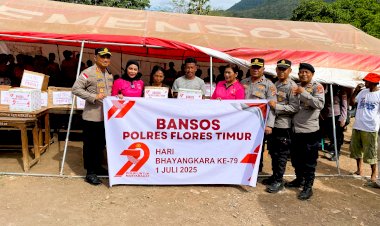 Peduli-Korban-Erupsi-Gunung-Lewotobi,-Kapolres-Flores-Timur-dan-Ketua-Bhayangkari-Salurkan-Bantuan-Sosial