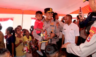 Kapolda-NTT-Tinjau-Pengungsi-Erupsi-Lewotobi,-Bagikan-Bansos-dan-Apresiasi-Personel-di-Lapangan