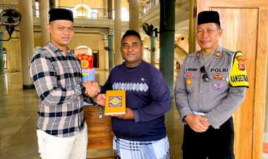 Bhakti-Religi-HUT-Bhayangkara-ke-79,-Polres-Flotim-Salurkan-Bantuan-Al-Qur’an-dari-Kapolda-NTT-ke-Sejumlah-Masjid