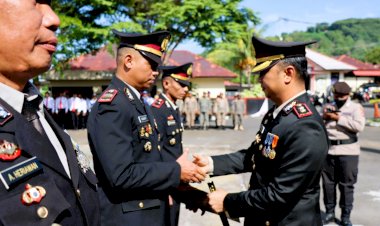 Apresiasi-di-Hari-Bhayangkara:-Kapolres-Flotim-Beri-Penghargaan-kepada-30-Personel-Berprestasi-di-Hari-Bhayangkara-ke-79