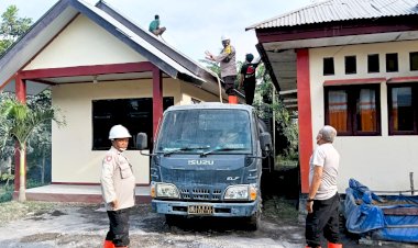 Cegah-Kerusakan-Bangunan,-Polsek-Wulanggitang-Lakukan-Pembersihan-Atap