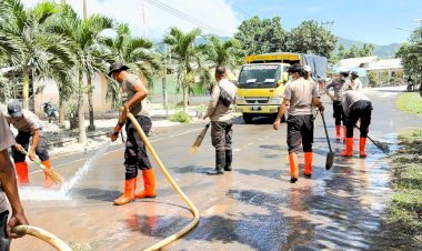 Jalan-Aman,-Warga-Tenang:-Polres-Flotim-Sterilkan-Jalur-Nasional-Larantuka–Maumere-dari-Abu-Vulkanik