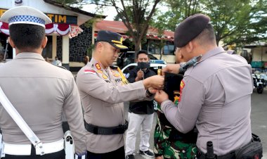 Sematkan-Pita-Operasi,-Polres-Flotim:-Operasi-Patuh-Turangga-2025-Resmi-Dimulai