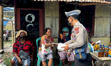 Tak-Hanya-Pengaturan-Lalu-Lintas,-Polres-Flotim-Melalui-Jajarannya-Juga-Bagikan-Masker-Kepada-Warga-Terdampak-Erupsi