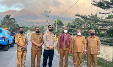 Kapolres-Flotim-Turut-Dampingi-Wakil-Gubernur-NTT-Tinjau-Pengungsi-dan-Lokasi-Terdampak-Erupsi-Gunung-Lewotobi-Laki-laki