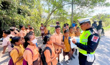 Patroli-Kemanusiaan:-Personel-Polres-Flotim-Bagikan-Masker-ke-Pelajar-di-Wulanggitang