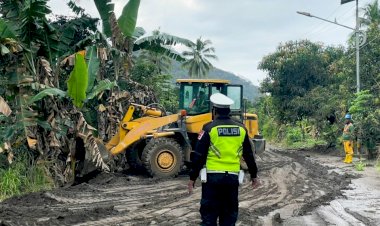 Banjir-Lahar-Tutup-Akses,-Polres-Flotim-PUPR-Bergerak-Cepat-Pulihkan-Jalan-Trans-Flores