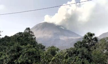 Gunung-Lewotobi-Erupsi-Hebat-Tadi-Malam,-Polres-Flotim:-Utamakan-Keselamatan,-Segera-Kembali-Kepengungsian