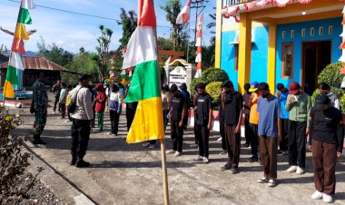 Bhabinkamtibmas-Ile-Boleng-Aipda-Julius-Tun-Seli-Latih-Paskibra-Jelang-HUT-RI-ke-80