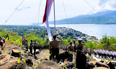Merah-Putih-Berkibar-di-Bukit-Postoh,-Polres-Flores-Timur-Kumandangkan-Pesan-Persatuan-dan-Nasionalisme