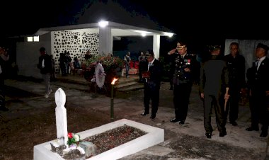 Hening-di-TMP-Lapak-Tanah,-Polres-Flotim-Kenang-Perjuangan-Pahlawan-Lewat-Malam-Renungan-Suci