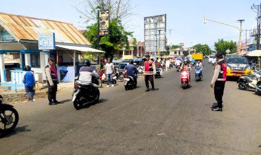 Sat-Samapta-Polres-Flotim-Gelar-Patroli-dan-Atur-Lalu-Lintas-di-Titik-Padat-Larantuka
