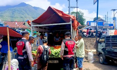 Patroli-Dialogis-Sat-Samapta-Polres-Flores-Timur-Sasar-Pasar-dan-Pertokoan-Larantuka