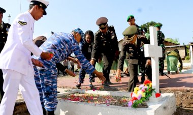 Peringati-HUT-ke-80-TNI,-Polres-Flores-Timur-Ikuti-Ziarah-Nasional-di-TMP-Larantuka