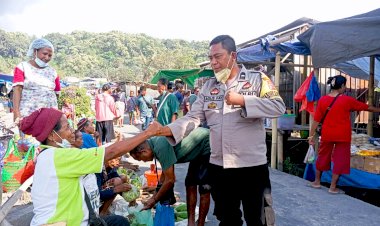 Wujudkan-Rasa-Aman-bagi-Warga,-Bhabinkamtibmas-Desa-Boru-Lakukan-Patroli-dan-Pengamanan-Pasar