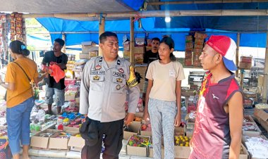 Tak-Bosan,-Aipda-Agustinus-Fay-Terus-Sambangi-Pasar-Ingatkan-Warga-untuk-Jaga-Keamanan