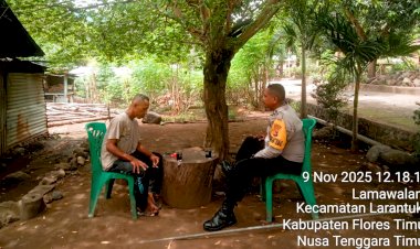 Sambang-ke-Rumah-Warga,-Bhabinkamtibmas-Lamawalang-Ajak-Warga-Waspada-Hoaks-dan-Jaga-Kamtibmas