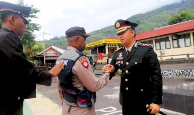 Teladan-di-Tengah-Bencana,-Kapolres-Flores-Timur-Berikan-Penghargaan-kepada-Bripka-Paulus-Bura-Hajon