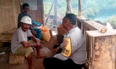 Cegah-Hoaks-dan-TPPO,-Bhabinkamtibmas-Turun-Langsung-ke-Dusun-01-Mokantarak