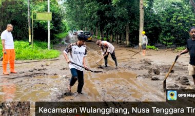 Polsek-Wulanggitang-Sigap-Tangani-Dampak-Banjir,-Pengguna-Jalan-Trans-Larantuka–Maumere-Diimbau-Waspada
