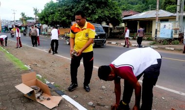 Dari-Ketegangan-ke-Kebersamaan:-TNI–Polri-dan-Warga-Dua-Kelurahan-Kompak-Bersihkan-Sisa-Bentrok