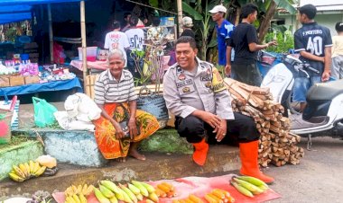 Cegah-Gangguan-Kamtibmas,-Bhabinkamtibmas-Boru-Edukasi-Warga-di-Area-Pasar
