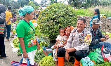 Aipda-Agus-Fay-Hadir-di-Pasar-Boru,-Warga-Diimbau-Tertib-dan-Waspada-Cuaca-Hujan