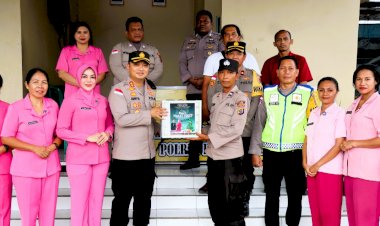 Natal-2025,-Kapolres-Flotim-Keliling-Pos-Pam-Bagikan-Bingkisan-Natal-Untuk-Personel-Yang-Bertugas