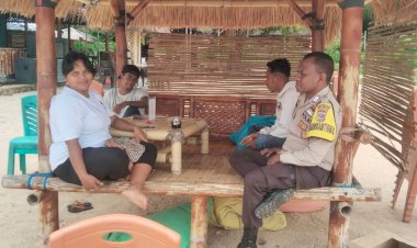 Suasana-Liburan-Aman,-Bhabinkamtibmas-Lakukan-Patroli-Humanis-di-Alqaqa-Beach