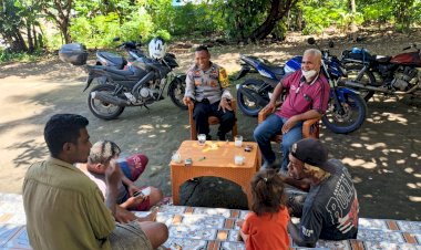 Door-to-Door,-Bhabinkamtibmas-Horowura-Aipda-Abidin-Ajak-Jaga-Kamtibmas-di-Adonara-Tengah