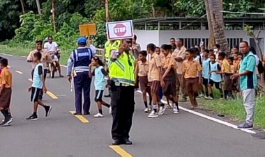 Satlantas-Polres-Flotim-Gelar-Police-Go-to-School,-Tanamkan-Keselamatan-Lalu-Lintas-Sejak-Dini