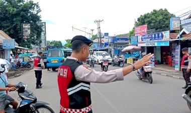 Cegah-Premanisme-dan-Kemacetan,-Sat-Samapta-Polres-Flores-Timur-Turun-ke-Pasar-Inpres