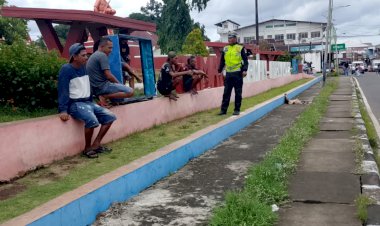 Tekan-Pelanggaran-Lalin,-Unit-Kamsel-Satlantas-Polres-Flotim-Sambangi-Sopir-Bus-dan-Travel