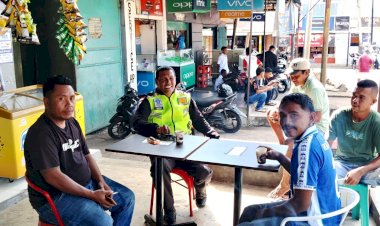Ngopi-Bareng-Sopir-Angkot,-Satlantas-Polres-Flores-Timur-Tekankan-Tertib-Lalu-Lintas