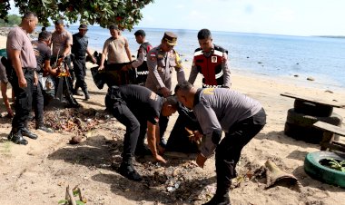 Tindaklanjuti-Arahan-Presiden-RI,-Polres-Flotim-Bersihkan-Kawasan-Wisata-Pesisir