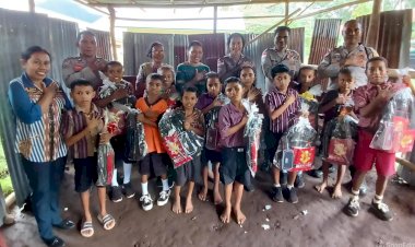 Sentuhan-Humanis-Polres-Flotim,-Siswa-Sekolah-Tertinggal-Terima-Bantuan-Alat-Tulis