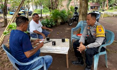 Jadi-Sarana-Edukasi-Kamtibmas,-Bhabinkamtibmas-Desa-Wailolong-Sambangi-Warganya